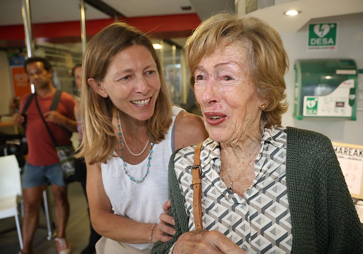 María José Peña, con su hija, se emociona tras obtener su nieto la medalla de bronce.