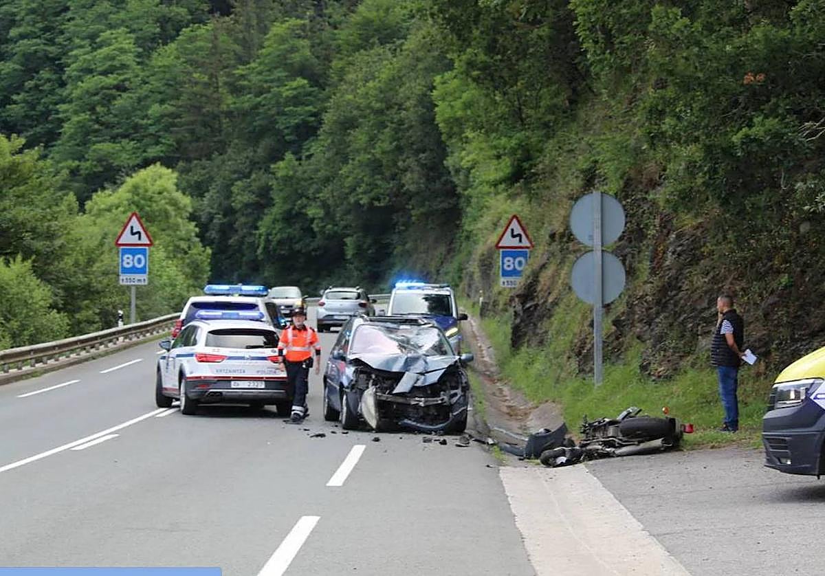 Imagen de un accidente entre una moto y un turismo producido hace unos años en Azpeitia.