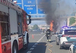 Ilesos cuatro vecinos de Zumarraga tras arder su coche en la A-12, en la salida de Cizur