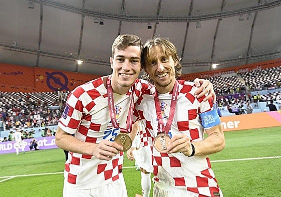 Luka Sucic, junto a Luka Modric con la medalla de bronce tras lograr el tercer puesto con Croacia en el Mundial de Catar.