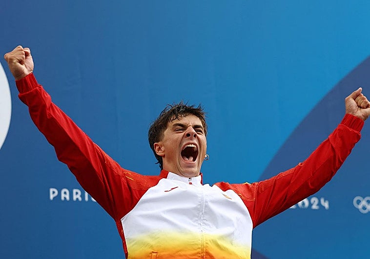 Pau Etxaniz celebra la medalla de bronce lograda en la final de piragüismo eslalon de París.
