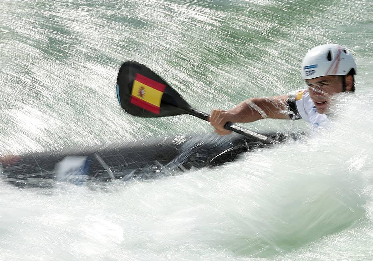 Pau Echaniz en acción durante la prueba de piragüismo, este martes en el estadio náutico de Vaires-Sur-Marne.