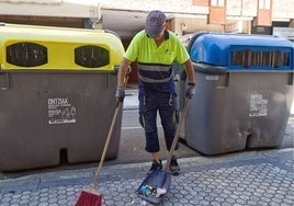 Imagen de archivo de un trabajador en Gipuzkoa en pleno verano.