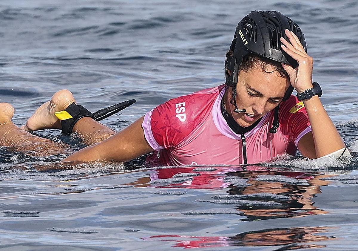 Nadia Erostarbe se desabrocha el casco después de terminar su participación en los Juegos Olímpicos.
