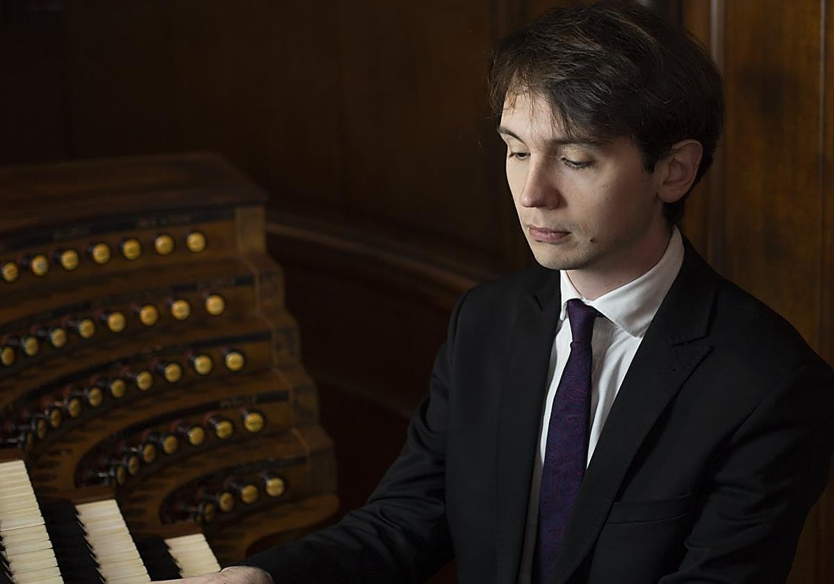 Karol Mosakowski ante el órgano, el instrumento del que es especialista.