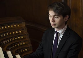 Karol Mosakowski ante el órgano, el instrumento del que es especialista.