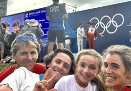 Xabi, Marc, Ane y Maialen se fotografían ante el podio al que se subió Pau Etxaniz para colgarse la medalla de bronce.