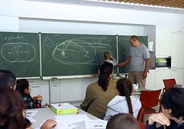 Alumnos en una clase estudiando matemáticas.