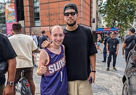 Joel Vegas sonríe con Devin Booker, jugador de la selección de Estados Unidos y de los Phoenix Suns, en París. En el vídeo, Joel se prueba las zapatillas.