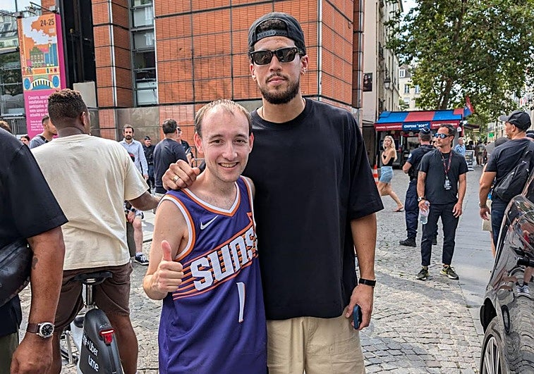 Joel Vegas sonríe con Devin Booker, jugador de la selección de Estados Unidos y de los Phoenix Suns, en París. En el vídeo, Joel se prueba las zapatillas.