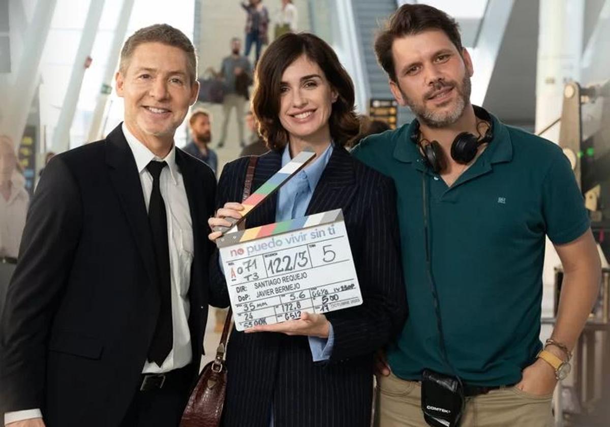 Los dos protagonistas, Adrián Suar y Paz Vega, posan con el director Santiago Requejo, en el metro de Bilbao.