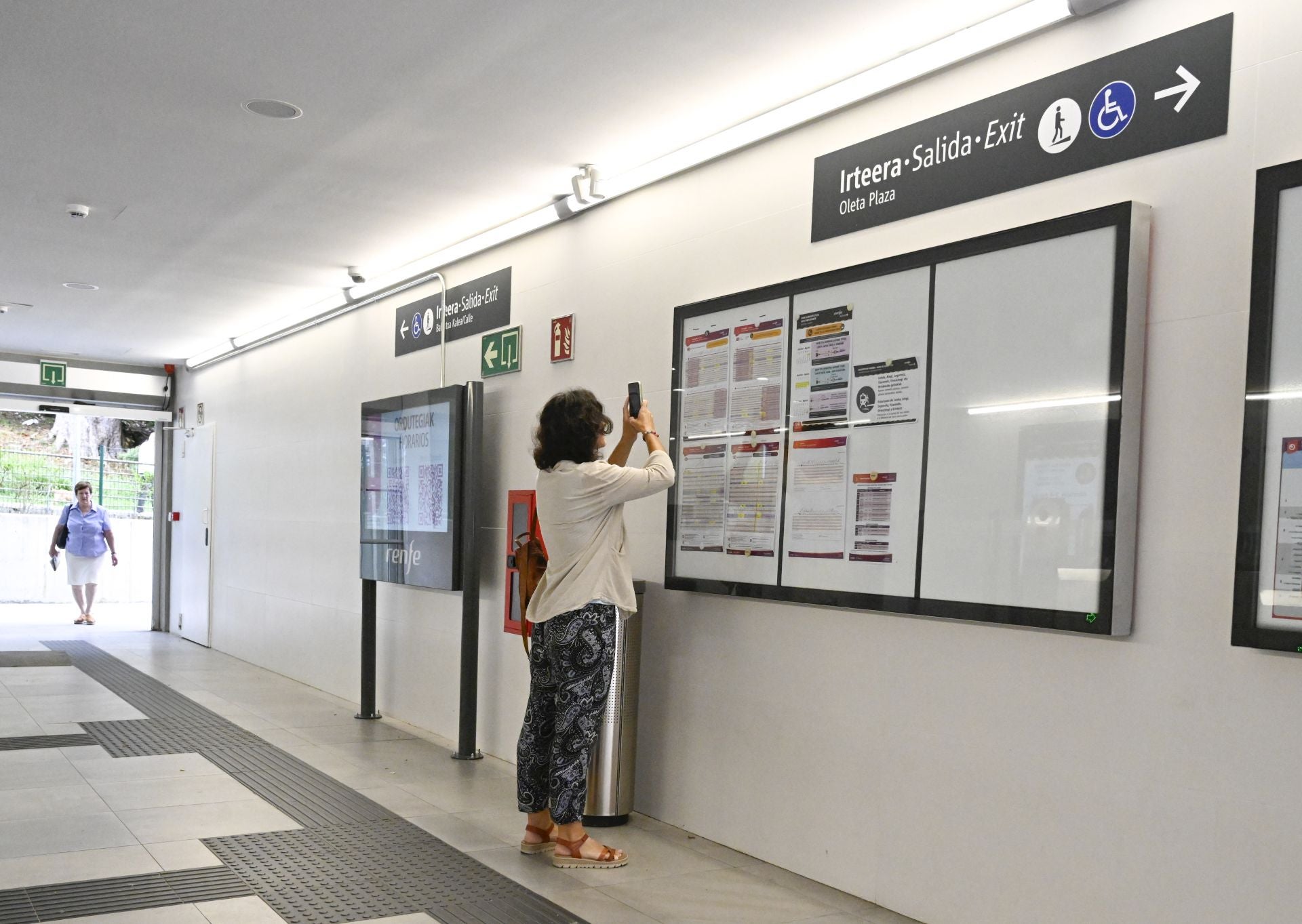 El servicio de autobuses sustituye ya a los trenes de Renfe entre San Sebastián e Irun