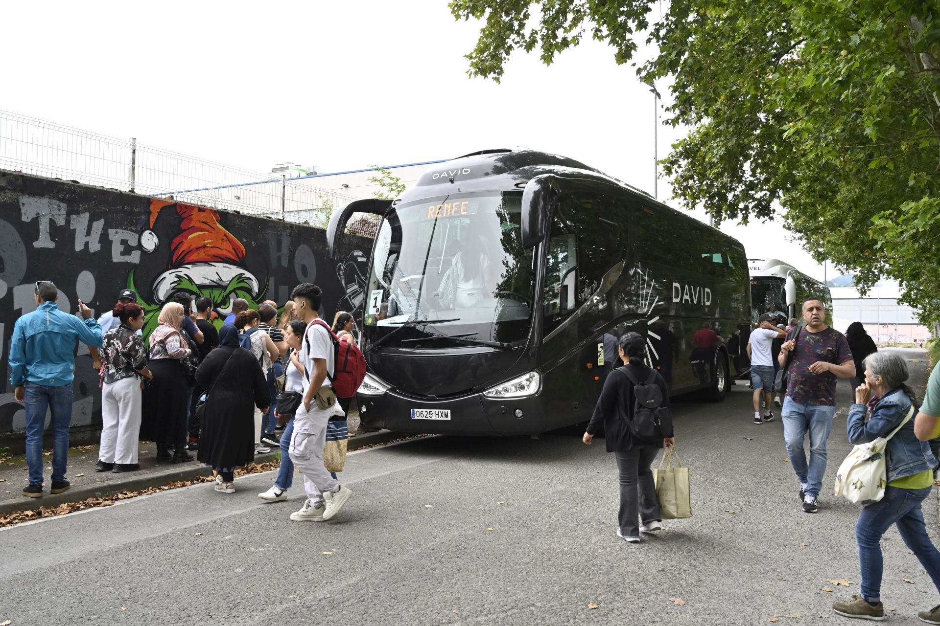 El servicio de autobuses sustituye ya a los trenes de Renfe entre San Sebastián e Irun
