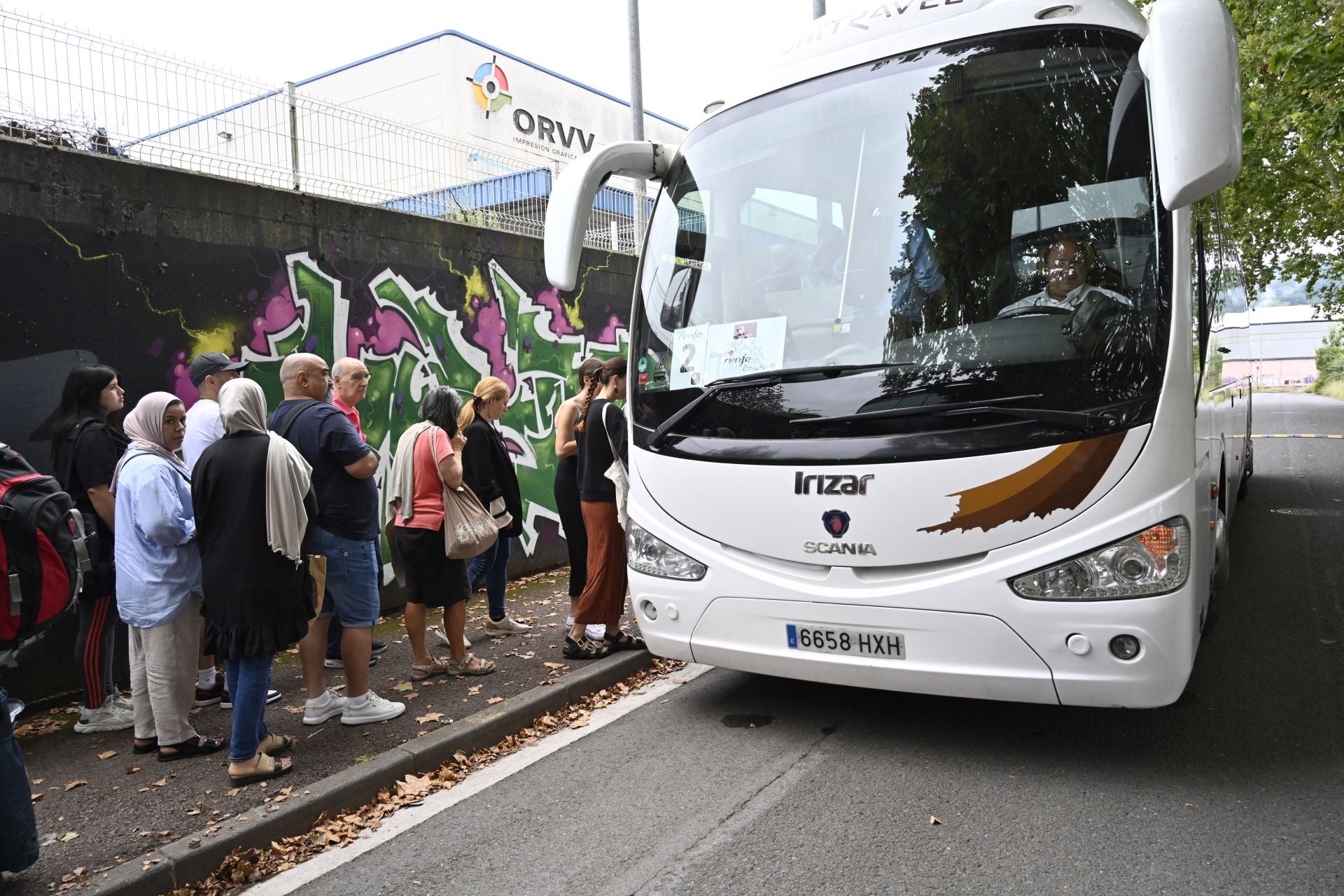 El servicio de autobuses sustituye ya a los trenes de Renfe entre San Sebastián e Irun