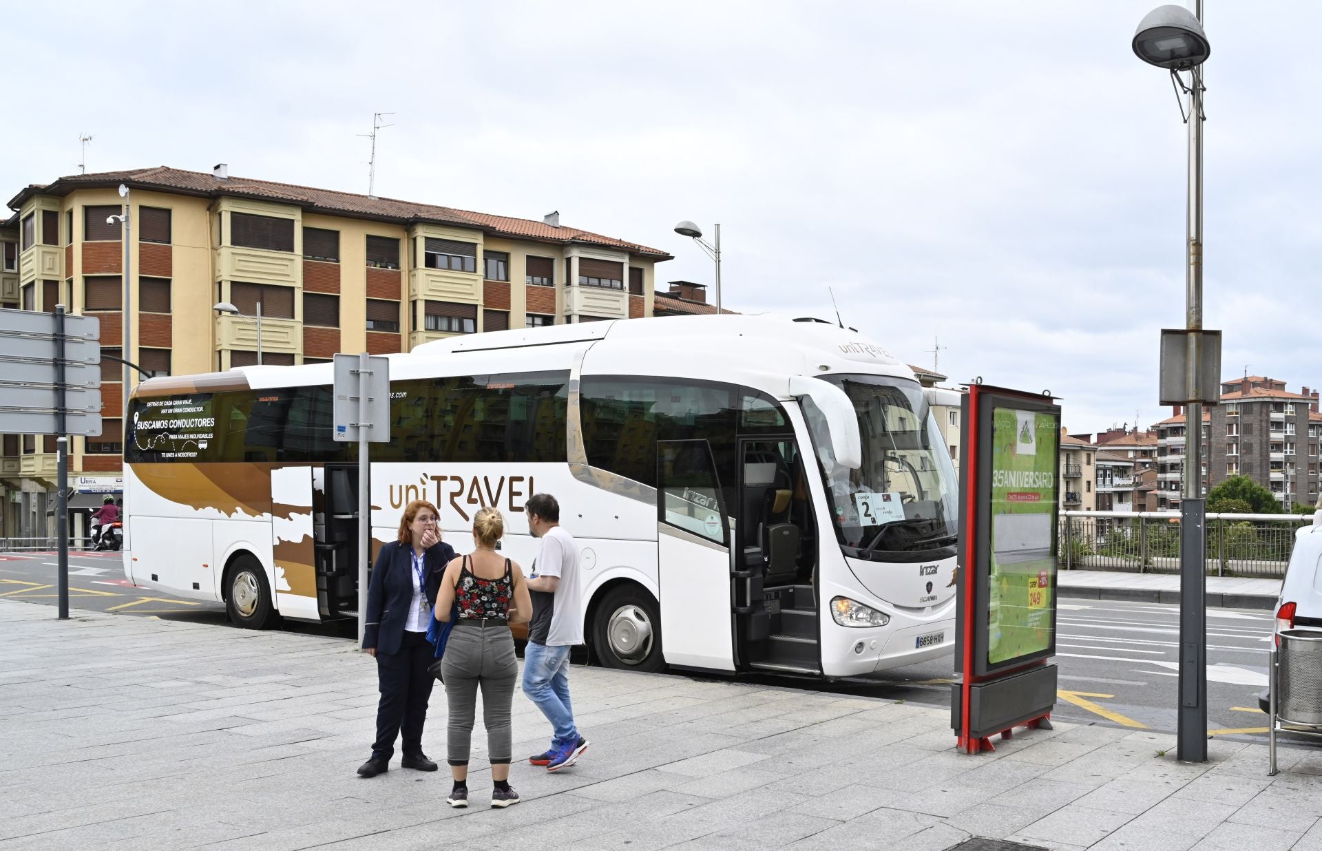 El servicio de autobuses sustituye ya a los trenes de Renfe entre San Sebastián e Irun