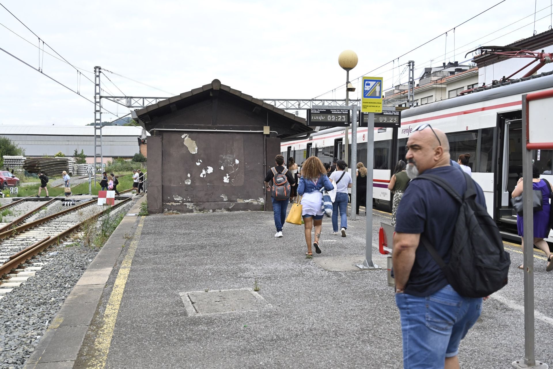 El servicio de autobuses sustituye ya a los trenes de Renfe entre San Sebastián e Irun