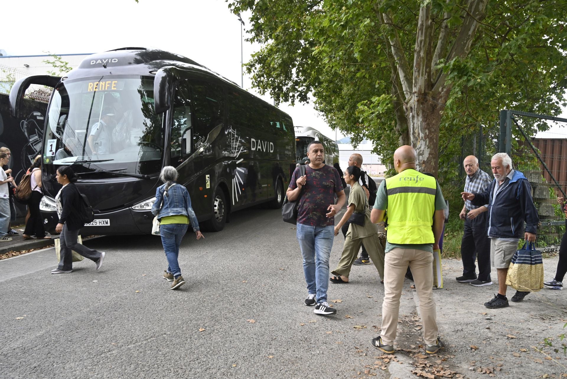El servicio de autobuses sustituye ya a los trenes de Renfe entre San Sebastián e Irun