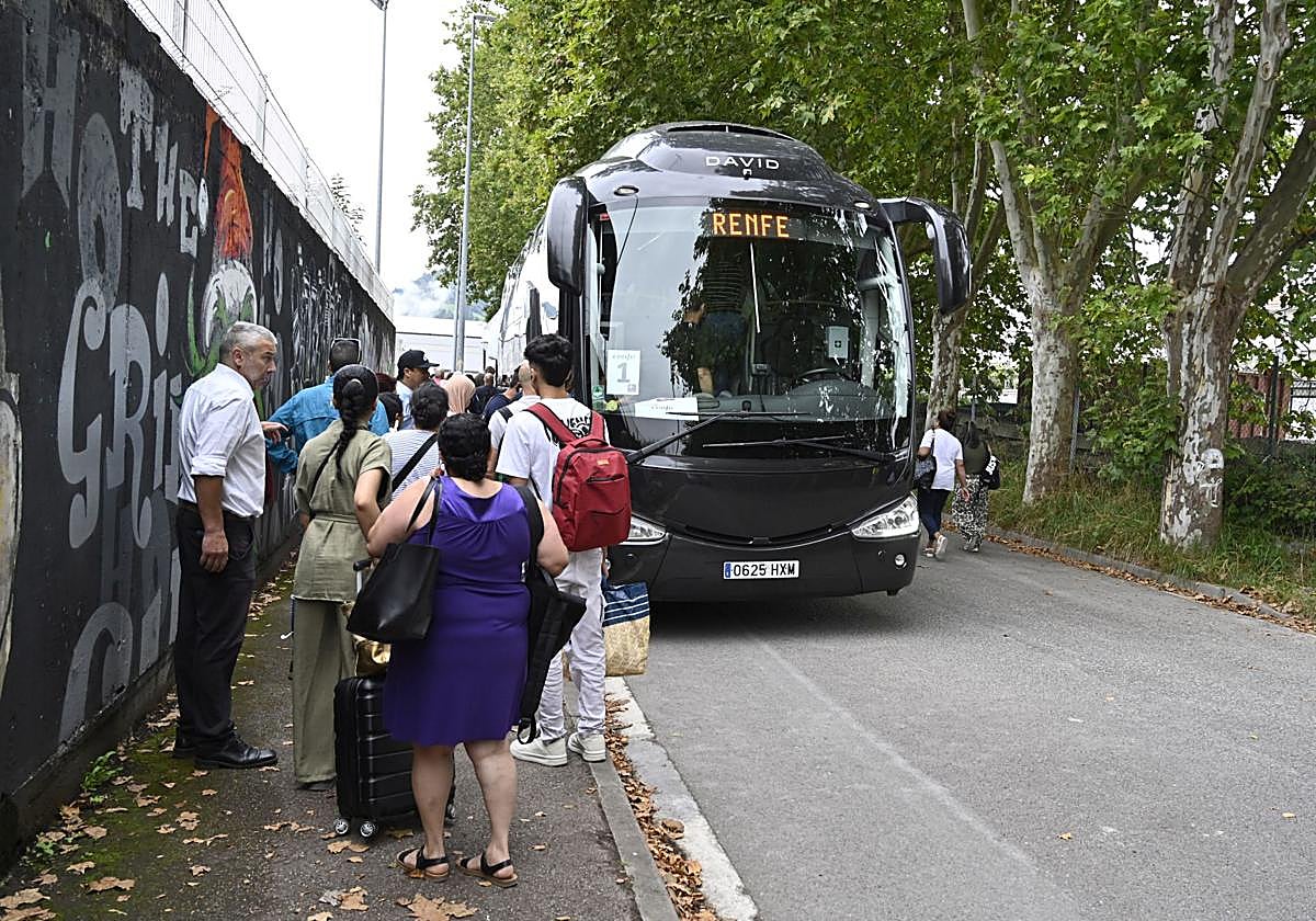 El servicio de autobuses sustituye ya a los trenes de Renfe entre San Sebastián e Irun