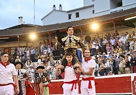 Jesús Enrique Colombo sale a hombros de la plaza tras la tercera y última corrida de toros de la feria de Azpeitia celebrada ayer.