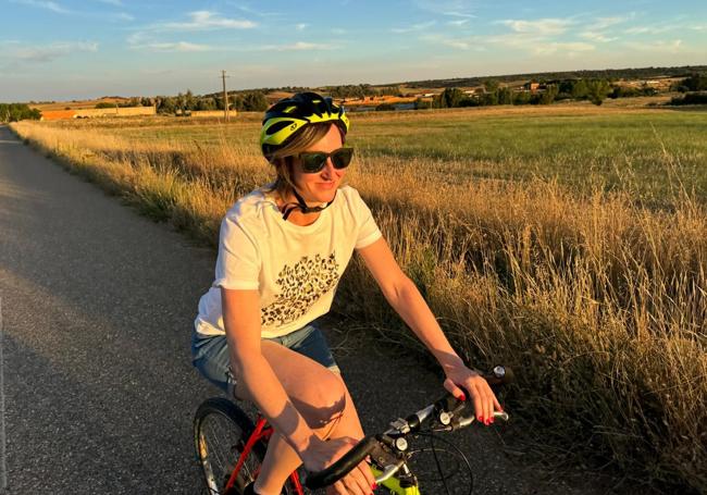 Maria Ubarretxena pasea en bici en Friera de Valverde, en Zamora, el verano pasado.