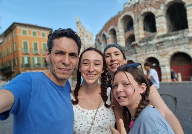 Jon Hernández con su mujer y sus dos hijas en Italia.