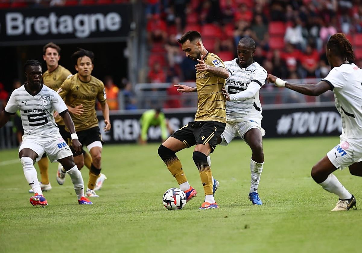 Brais aparece rodeado por tres jugadores del Rennes en un reflejo de lo que fue el partido en el Roazhon Park.