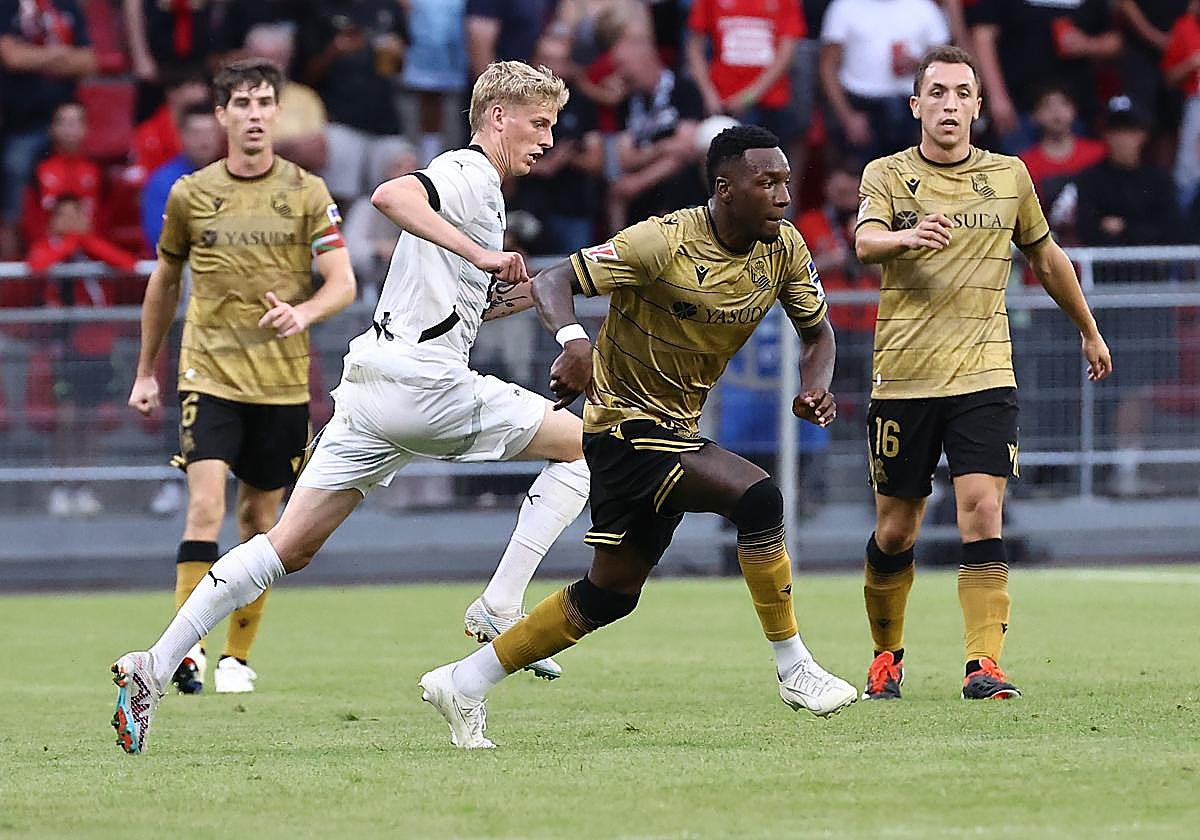 Zubeldia protege el balón ante la presión de los jugadores de Osasuna.
