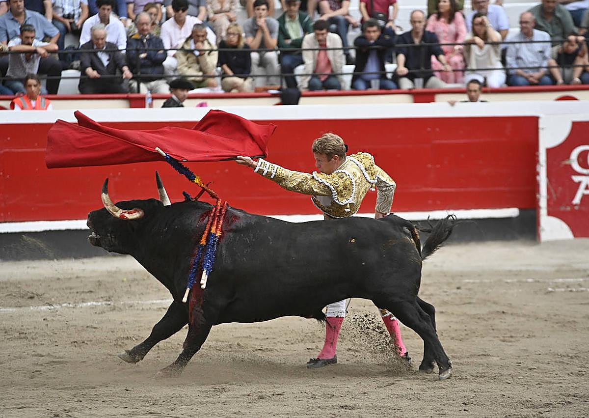 Imagen secundaria 1 - &#039;Almirante&#039; volvió a ser protagonista en Azpeitia