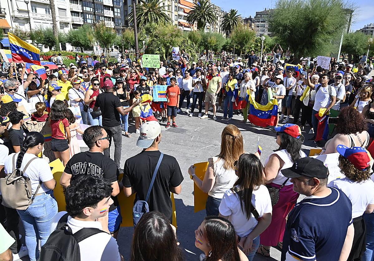 Numerosos venezolanos se congregan en el centro de Donostia «a favor de la libertad» en el país sudamericano.