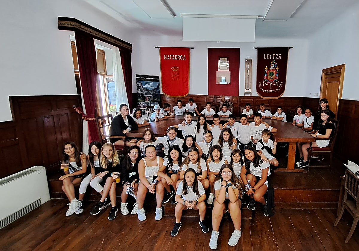 Erleta herri eskolako 6. mailakoek gosaria izan zuten udaletxeko areto nagusian txupinazoa bota baino lehen