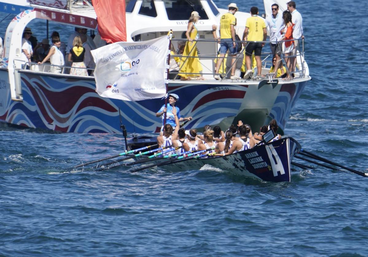 Andrea Astudillo ondea la duodécima bandera de Arraun Lagunak este domingo en Orio.