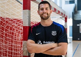Antonio Bazán posa en su presentación con el F.C. Barcelona de balonmano