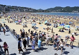 La playa de La Concha ha estado repleta durante toda la mañana de este domingo.