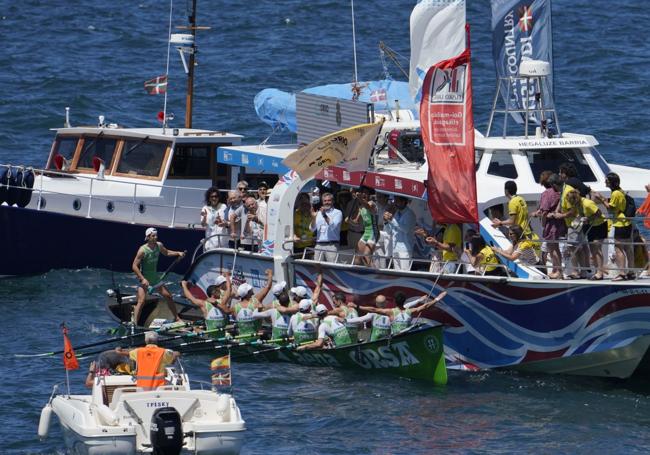 Ioseba Amunarriz ondea la bandera de campones de la regata.