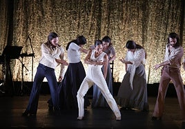 Úrsula López, de blanco en el centro, regresa a San Sebastián, esta vez con la obra 'Comedia sin título'.