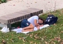 Thomas Ceccon, ganador del oro olímpico, aparece durmiendo en un parque de París
