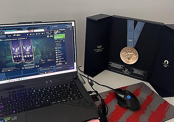 El palista guipuzcoano ha compartido una foto de su ordenador junto a la medalla de bronce obtenida en los Juegos de París