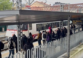 Usuarios de Renfe se preparan para coger el tren en la estación de Donostia.