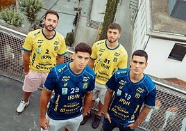 Los jugadores del primer equipo Iñaki Cavero, Asier Iribar, Gorka Nieto y Julen Mujika se subieron al campanario de la iglesia del Juncal para mostrar las nuevas camisetas con el Museo Oiasso como fondo.