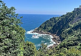 El helicóptero de la Ertzaintza busca al bañista desparecido en la cala Tximistarri, en Igeldo