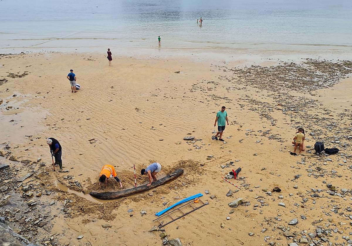 Los técnicos forales del Servicio de Patrimonio Histórico documentan el hallazgo.