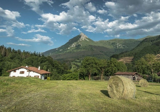 El parque natural de Aralar, con el monte Txindoki al fondo.