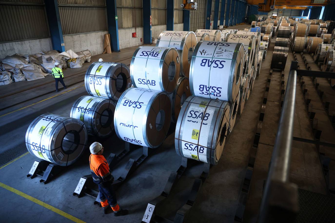 Bobinas para transportar, en un almacén del Puerto de Pasaia.