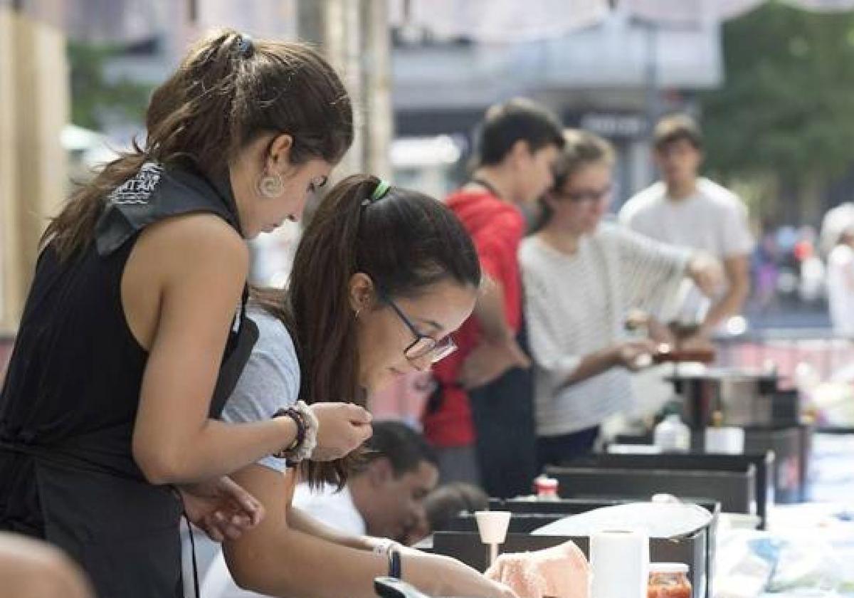 La Semana Grande de San Sebastián estrena el concurso gastronómico de calamar en su tinta.