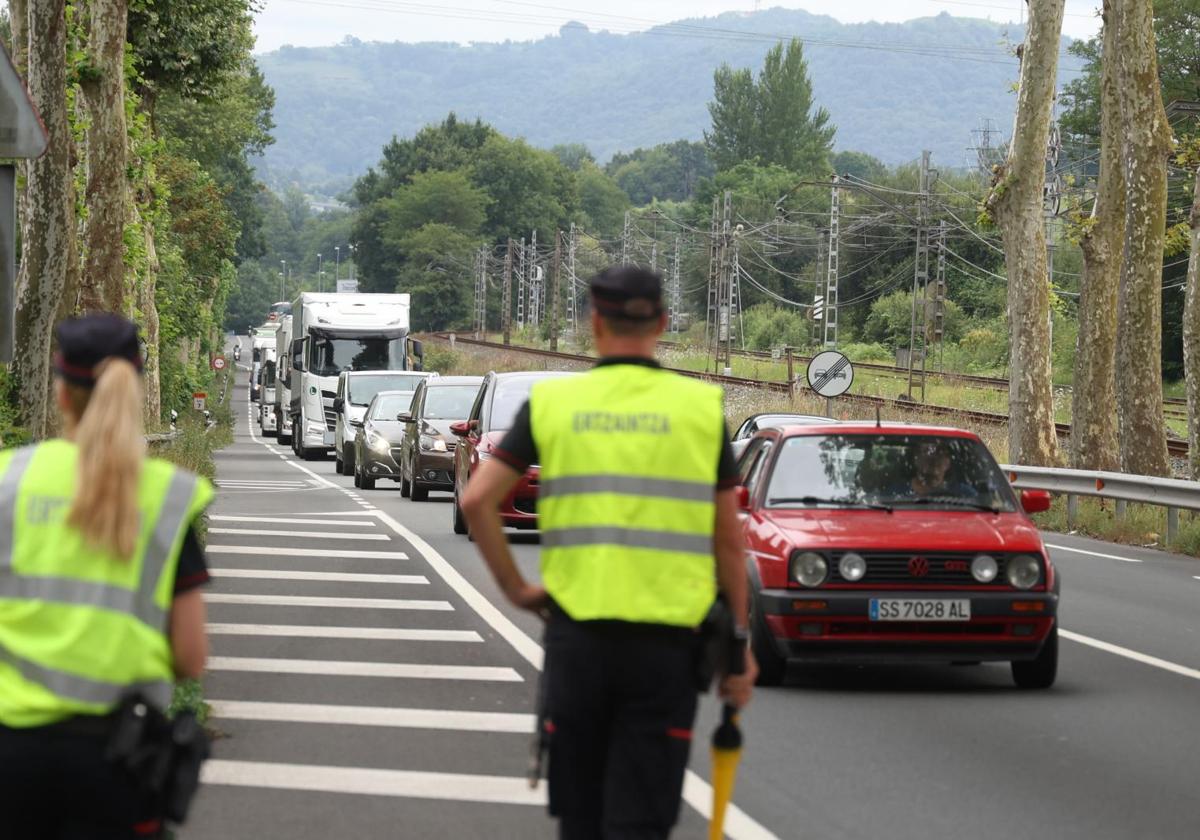 Agentes regulan el tráfico en la GI-636.