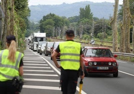 Agentes regulan el tráfico en la GI-636.