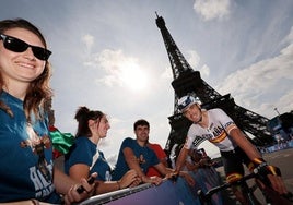 Alex Aranburu, con su amigo Unai, bajo la Torre Eiffel de París durante los Juegos.