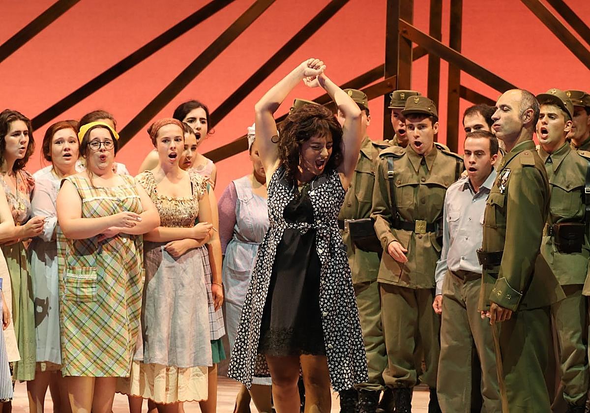 Rihab Chaieb (centro), en el papel de Carmen, en un momento del ensayo general de ayer.