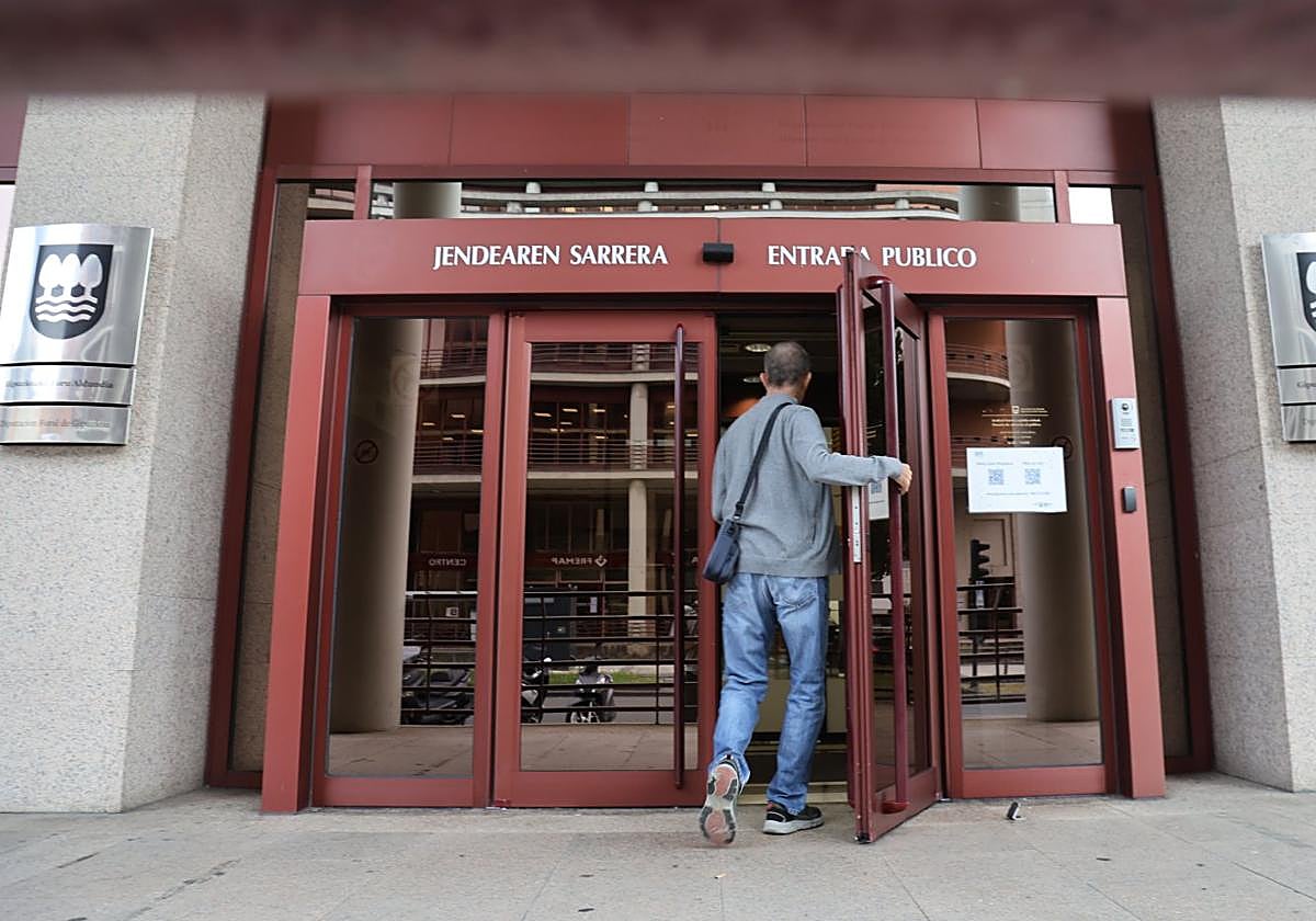 Un hombre accede, ayer, a las oficinas de la Hacienda de Gipuzkoa en Errotaburu, en Donostia.