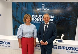 Jokin Perona, el pasado 24 de julio en el palacio foral de Donostia con la portavoz de Diputación, Irune Berasaluze, en su última rueda de prensa.